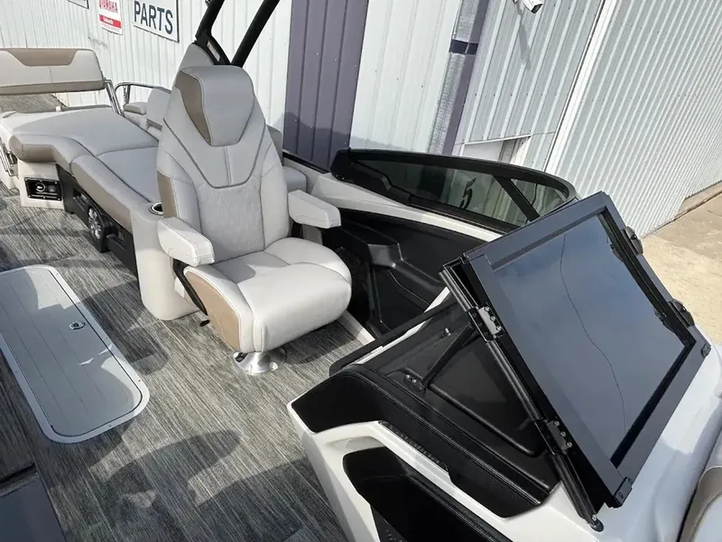 Slide: The Image of Avalon Catalina Platinum Quad Lounge Shift Windshield 2585 2025 - 7