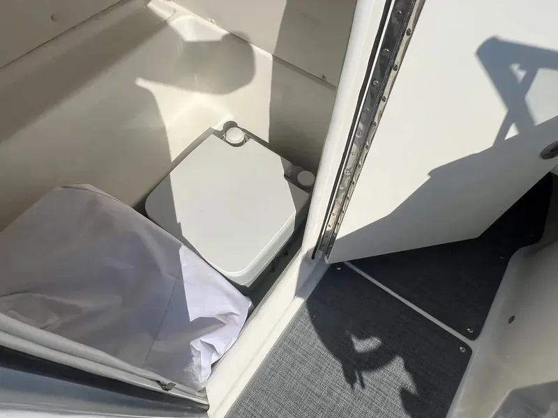 Slide: The Image of Bayliner VR6 2022 - 11