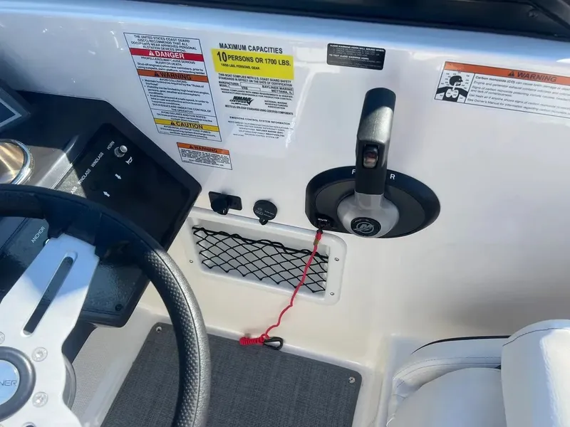 Slide: The Image of Bayliner VR6 2022 - 6