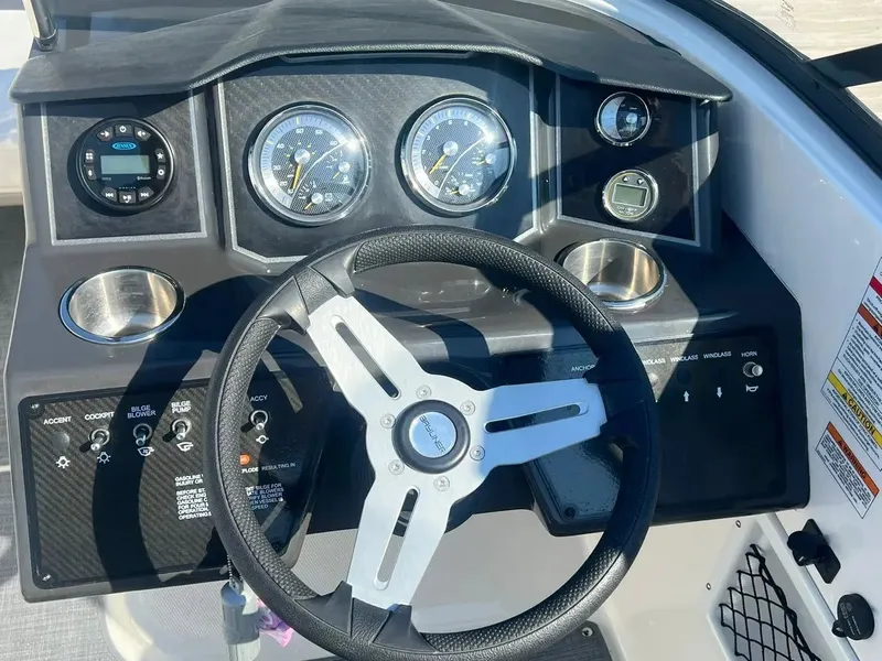 Slide: The Image of Bayliner VR6 2022 - 7