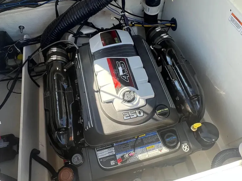 Slide: The Image of Bayliner VR6 2022 - 8