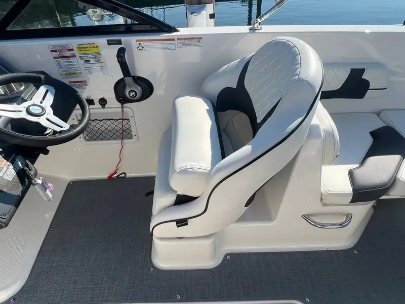 Slide: The Image of Bayliner VR6 2022 - 9