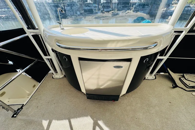 Slide: The Image of Luxurious bar area on a 1995 Bayliner 4587 Motoryacht with sink and mini-fridge. - 16
