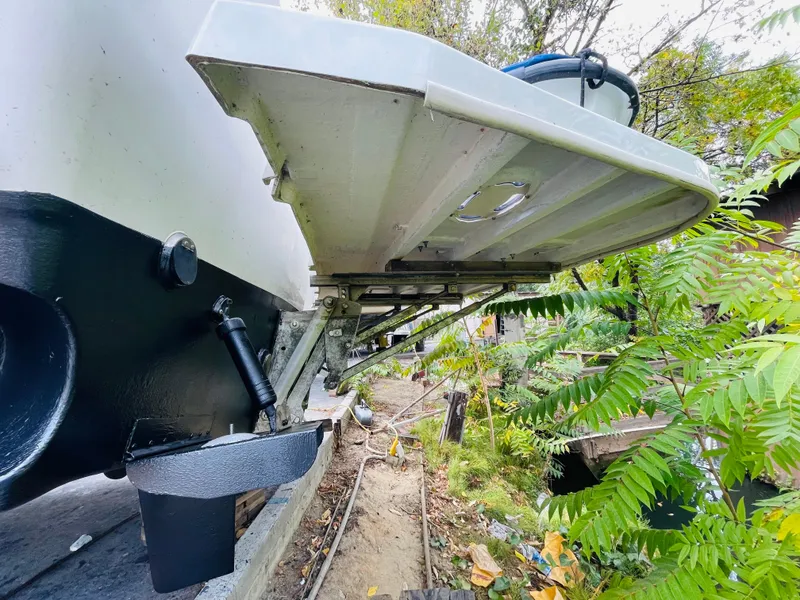 Slide: The Image of 1995 Bayliner 4587 Motoryacht stern view with trim tabs and rudder. - 6