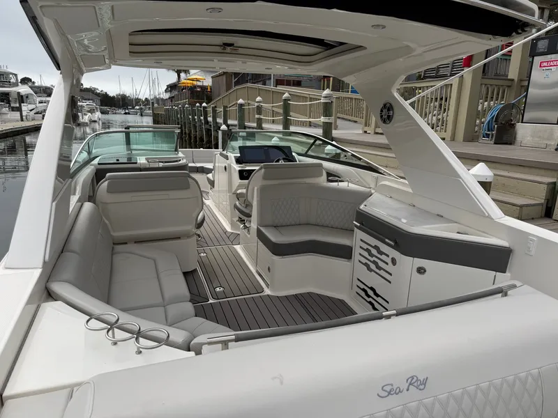 Slide: The Image of Sea Ray SLX 310 Outboard 2024 - 17