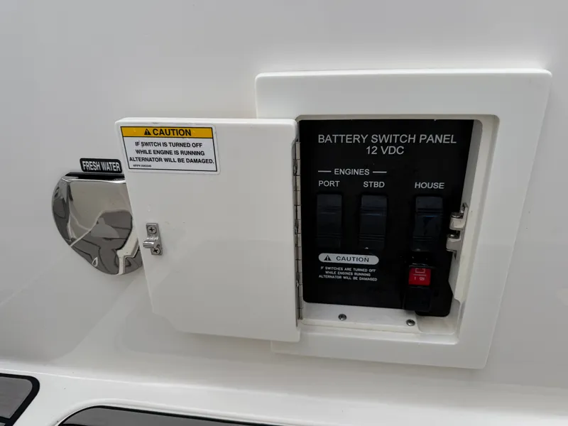 Slide: The Image of Sea Ray SLX 310 Outboard 2024 - 18
