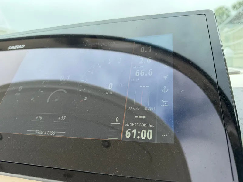 Slide: The Image of Sea Ray SLX 310 Outboard 2024 - 22