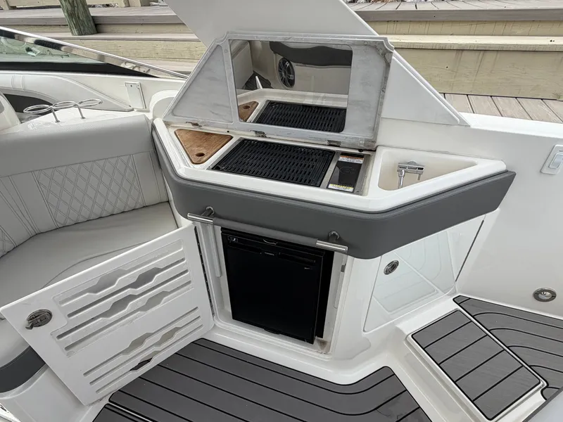 Slide: The Image of Sea Ray SLX 310 Outboard 2024 - 28