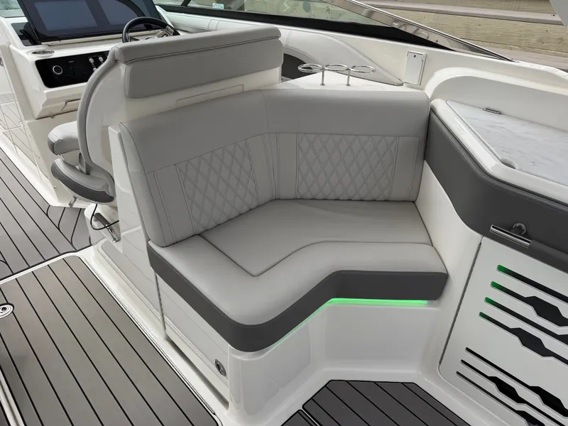 Slide: The Image of Sea Ray SLX 310 Outboard 2024 - 34