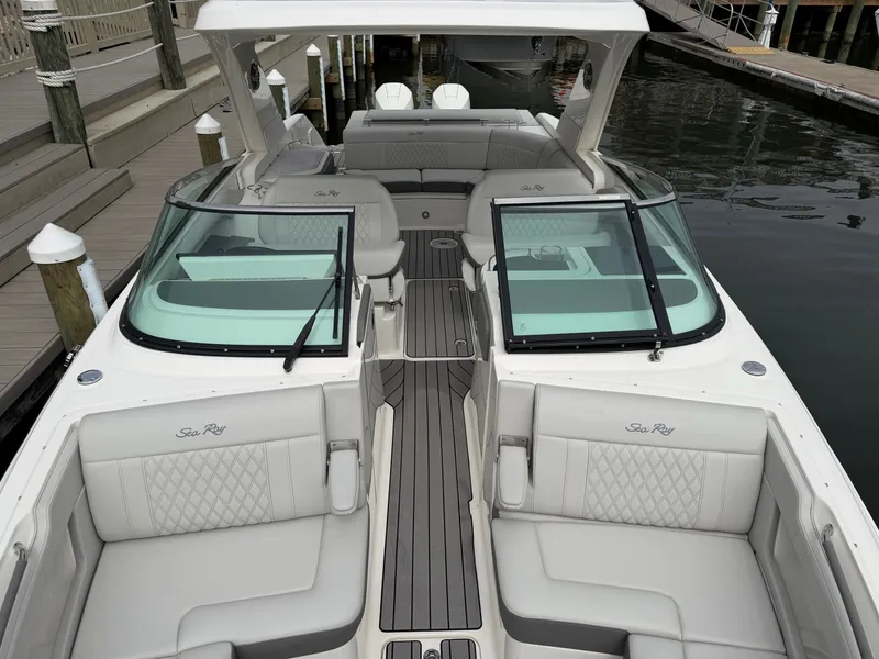 Slide: The Image of Sea Ray SLX 310 Outboard 2024 - 37