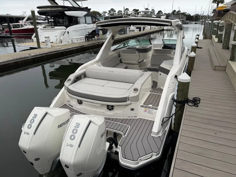 Slide: The Image of Sea Ray SLX 310 Outboard 2024 - 9