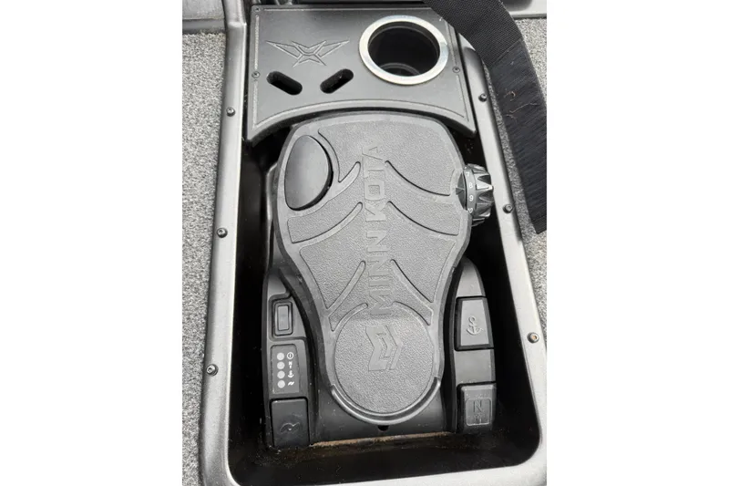 Slide: The Image of Foot pedal control in 2021 Vexus AVX2080 boat, featuring Minn Kota branding. - 4