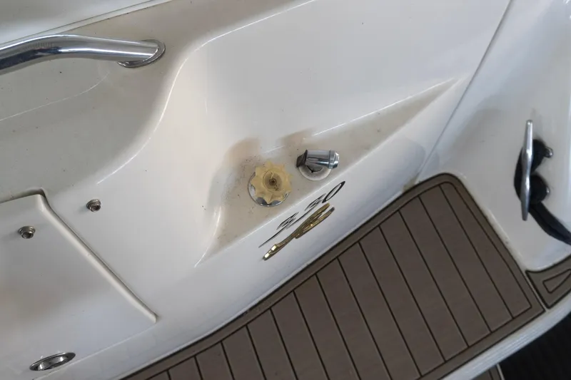 Slide: The Image of 1998 Sea Ray Sundancer 330 boat deck with fittings and cleat. - 40