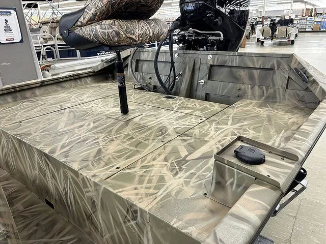 Slide: The Image of Lowe Roughneck RX1760 Pathfinder 2026 - 4