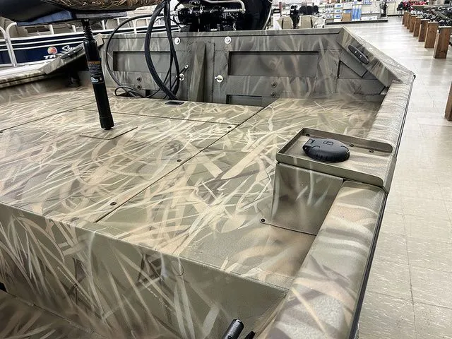 Slide: The Image of Lowe Roughneck RX1760 Pathfinder 2026 - 8