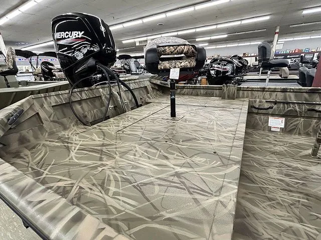 Slide: The Image of Lowe Roughneck RX1870 Pathfinder 2026 - 10