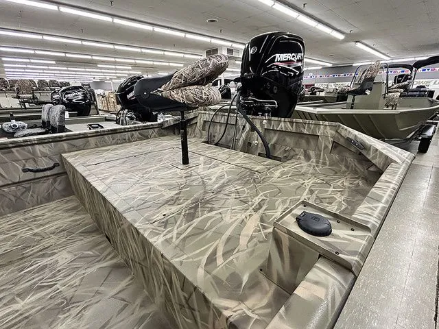 Slide: The Image of Lowe Roughneck RX1870 Pathfinder 2026 - 7