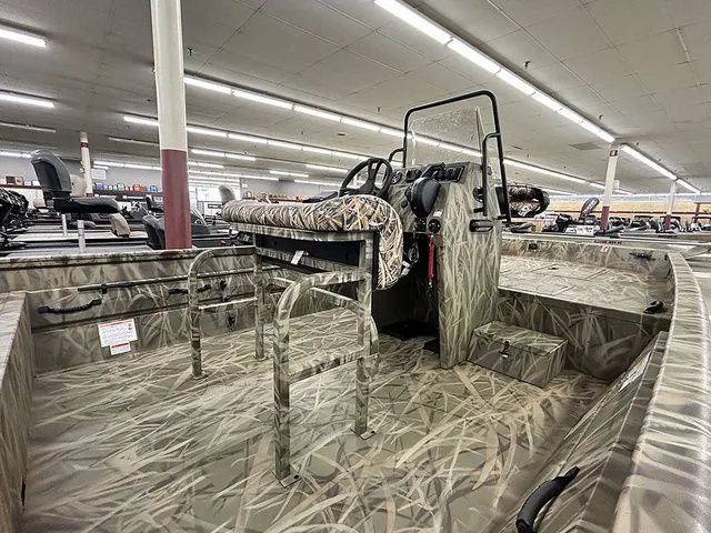 Slide: The Image of Lowe Roughneck RX1870 Pathfinder 2026 - 9