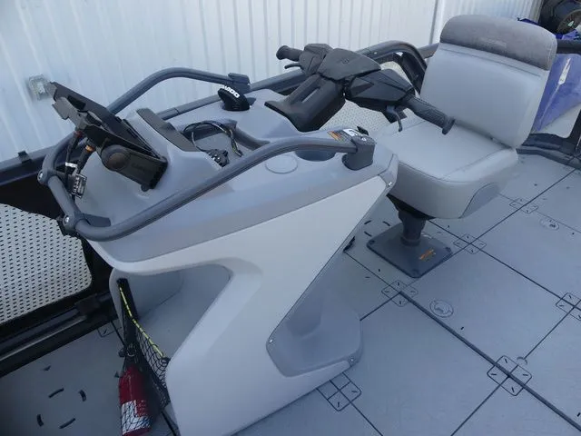 Slide: The Image of Sea-Doo Switch 16 2023 - 12