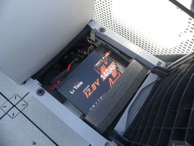 Slide: The Image of Sea-Doo Switch 16 2023 - 15