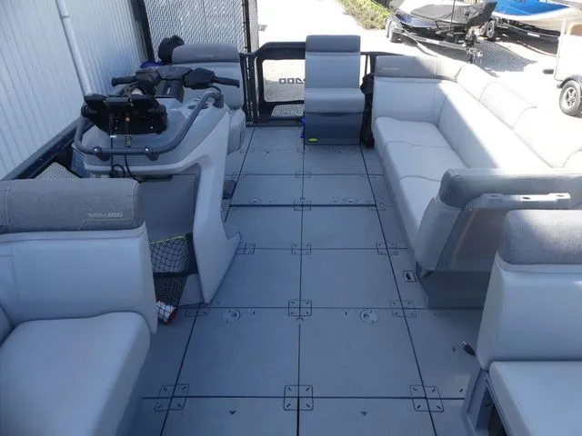 Slide: The Image of Sea-Doo Switch 16 2023 - 16