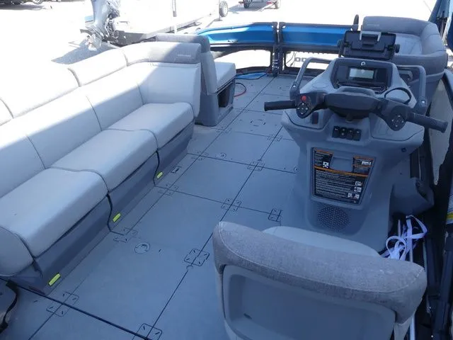 Slide: The Image of Sea-Doo Switch 16 2023 - 9