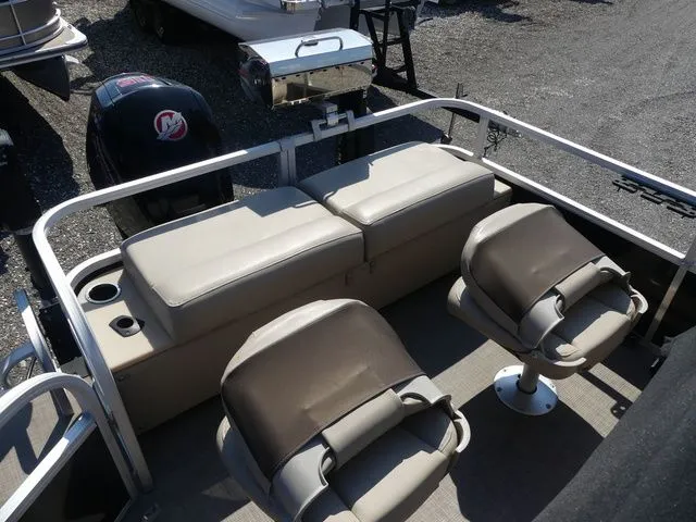 Slide: The Image of Sun Tracker Fishin' Barge 22 DLX 2019 - 12