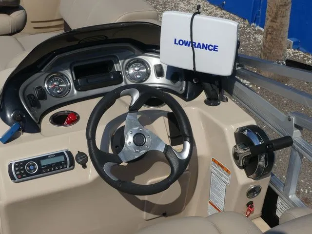 Slide: The Image of Sun Tracker Fishin' Barge 22 DLX 2019 - 13