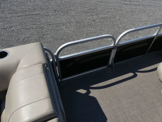 Slide: The Image of Sun Tracker Fishin' Barge 22 DLX 2019 - 15