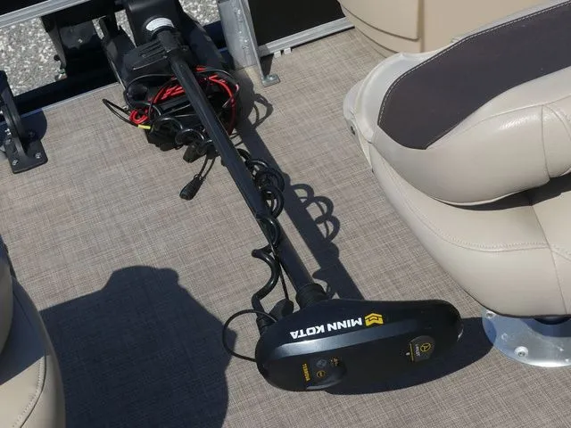 Slide: The Image of Sun Tracker Fishin' Barge 22 DLX 2019 - 16