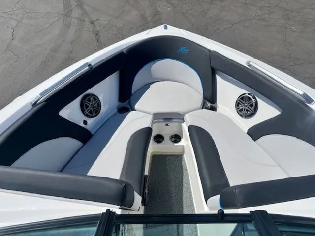 Slide: The Image of MasterCraft XT23 2017 - 18