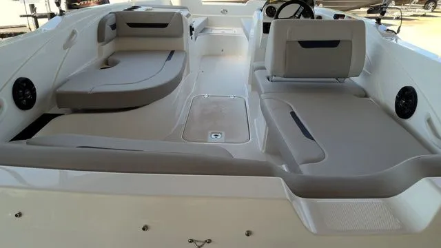 Slide: The Image of Hurricane SunDeck Sport 205 OB 2025 - 11