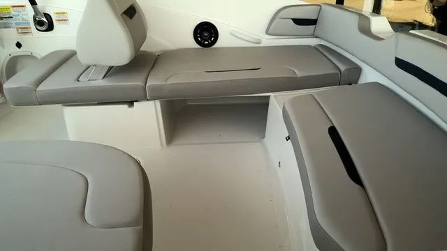 Slide: The Image of Hurricane SunDeck Sport 205 OB 2025 - 12