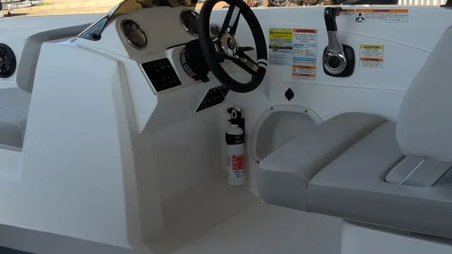 Slide: The Image of Hurricane SunDeck Sport 205 OB 2025 - 13