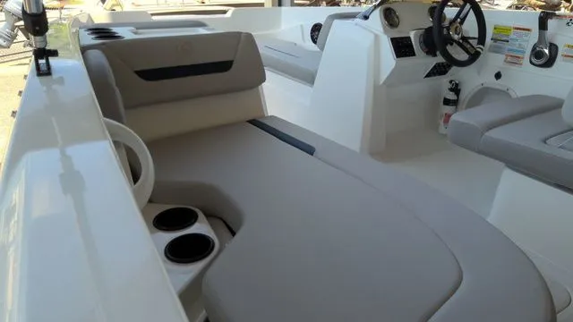 Slide: The Image of Hurricane SunDeck Sport 205 OB 2025 - 14