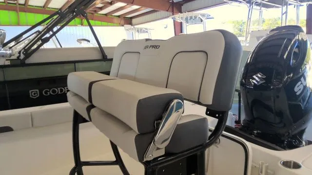 Slide: The Image of Sea Pro 202 Center Console 2026 - 2