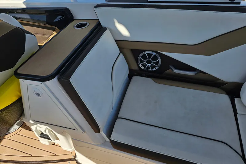 Slide: The Image of 2022 Yamaha Boats 252SD interior seating with speaker and cup holder. - 20