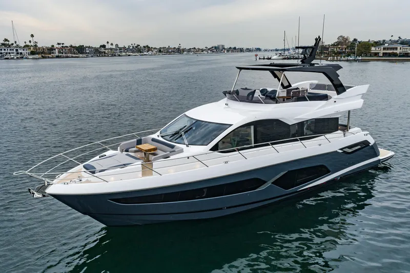 Slide: The Image of Sunseeker Manhattan 68 2023 - 12