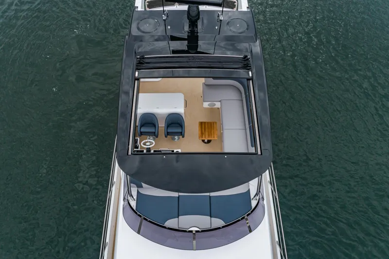 Slide: The Image of Sunseeker Manhattan 68 2023 - 18