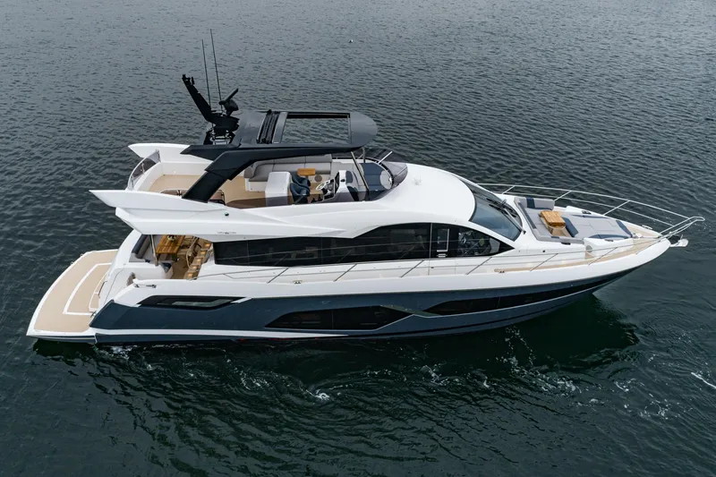 Slide: The Image of Sunseeker Manhattan 68 2023 - 2