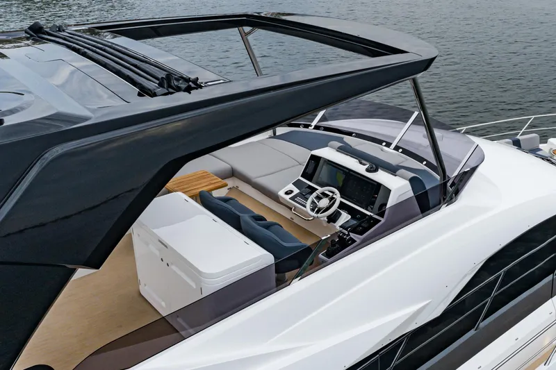 Slide: The Image of Sunseeker Manhattan 68 2023 - 20