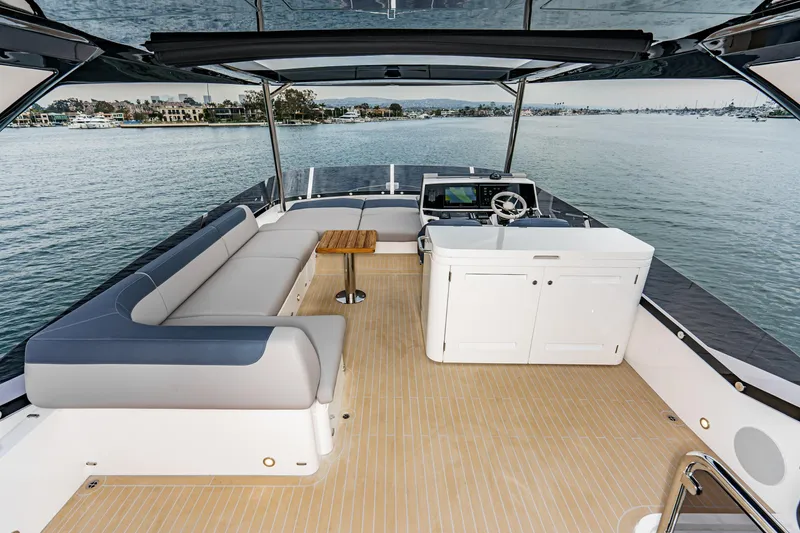 Slide: The Image of Sunseeker Manhattan 68 2023 - 23