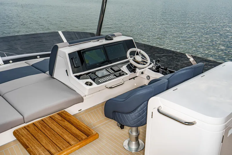 Slide: The Image of Sunseeker Manhattan 68 2023 - 24