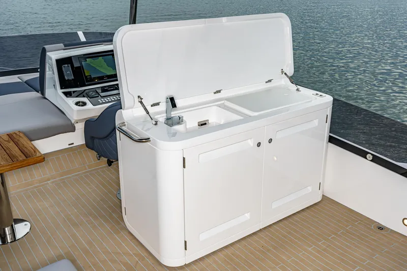 Slide: The Image of Sunseeker Manhattan 68 2023 - 25