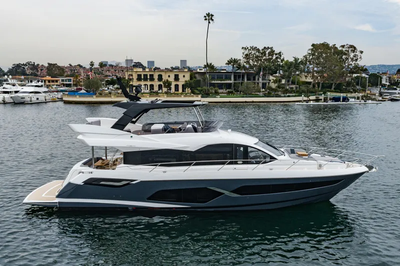 Slide: The Image of Sunseeker Manhattan 68 2023 - 3
