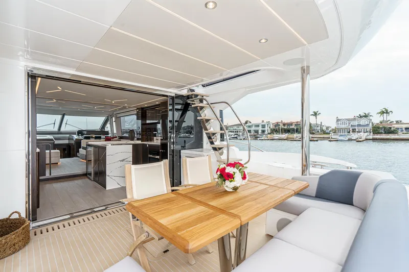 Slide: The Image of Sunseeker Manhattan 68 2023 - 30