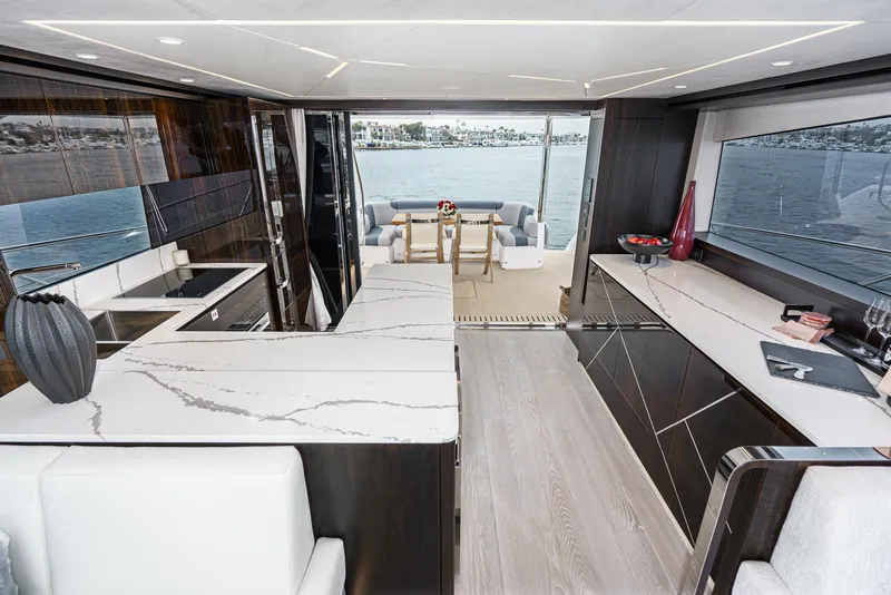 Slide: The Image of Sunseeker Manhattan 68 2023 - 35