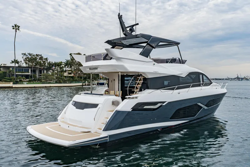 Slide: The Image of Sunseeker Manhattan 68 2023 - 4