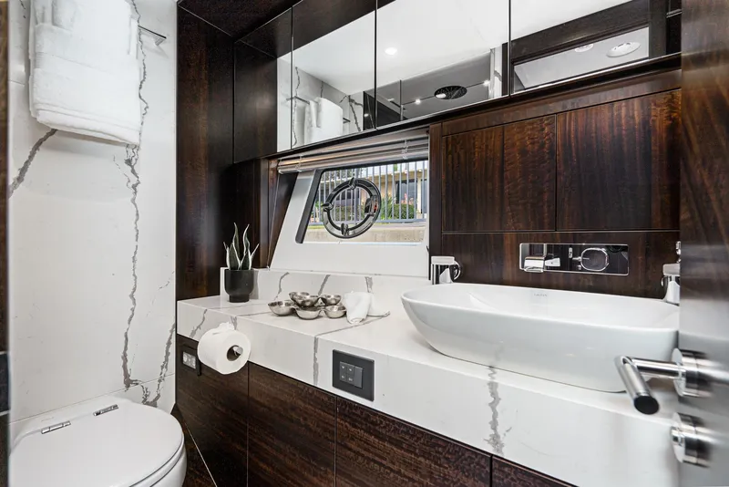 Slide: The Image of Sunseeker Manhattan 68 2023 - 44