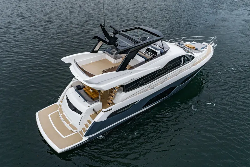 Slide: The Image of Sunseeker Manhattan 68 2023 - 5